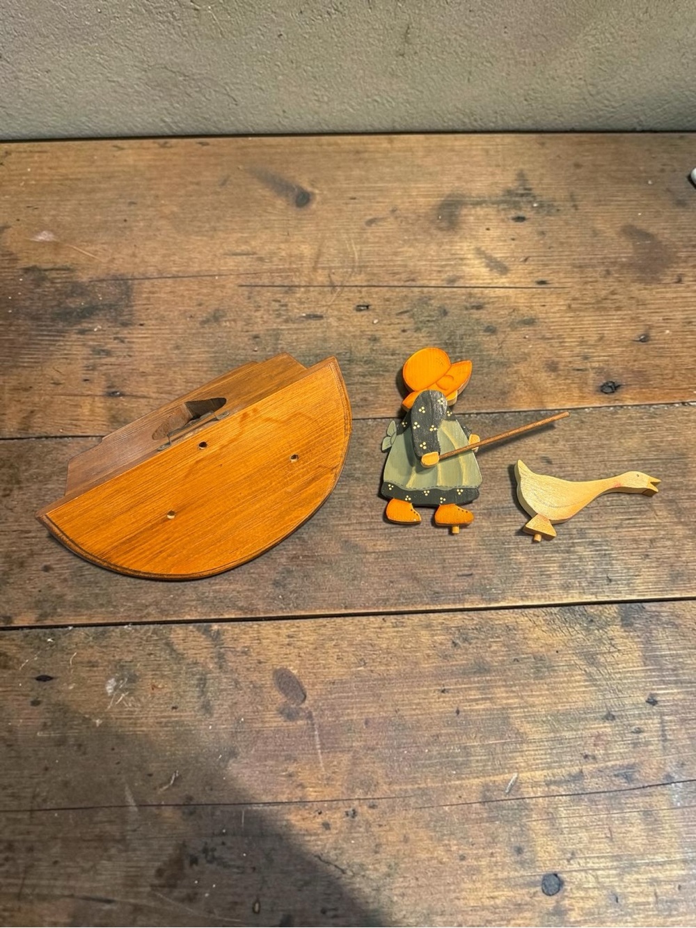 RARE Vintage Wood Folk Art Amish Girl & Goose On Heart Shelf W/ Pegs 8” Wide Key - Picture 8 of 16